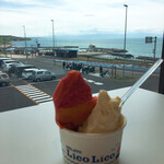 GELATO LicoLico - 厚田の海をバックに撮ったら、ジェラートがブレてしまいました(≧▽≦)