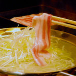 金豚本舗 - コラーゲンたっぷりのスープにくぐらせて、召し上がれ！