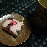 Sentarou - 春のお菓子「花の宴」、小豆の入ったかるかん生地に桜の塩漬けがよく合います。