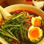 トマトラーメンに卵をトッピング