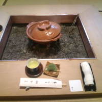 畑かく - 囲炉裏の前に、座ります。