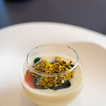 プレゼンテ スギ - 2020.8 野菜のフラン（銚子玉葱と鶏卵をフランに、玉葱ポタージュ、パプリカとトマトのソース、焦しガルムでGVした館山ゴールドラッシュ）