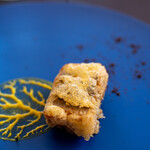 プレゼンテ スギ - 2020.8 鱧（鱧のアラとヤマドリタケでGVした鱧フリット、ニワトコビネガーマスタード、ヤマドリタケと黒オリーブのパウダー）