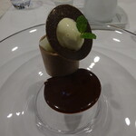レストラン ラ・フロレゾン・ドゥ・タケウチ - 洋梨のベル・エレーヌ ラ・フロレゾン風 ver.2019 （チョコレートソースを掛けて完成）