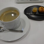 レストラン ラ・フロレゾン・ドゥ・タケウチ - 珈琲、小菓子と共に