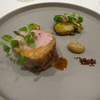 レストラン ラ・フロレゾン・ドゥ・タケウチ - 千葉県産花悠豚の炭焼き 11穀米焼きリゾットと芽キャベツのロティ タスマニアマスタードと香り高いジュのソース