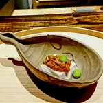 温石 - 「落花生豆腐　煎り落花生味噌」練り立ての落花生豆腐だからこその香り高さ。味噌は荒くつぶした落花生と、煎りたてを割ったもの。高温で長く煎ることで、ピーナッツオイルが滲みだし香ばしさが爆発です。滲みだした自身の甘みでキャラメリゼされたようです。