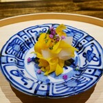 温石 - 「ジンドウ烏賊とコリンキーの和え物」コリンキーのサクサクさと、ねっとりした烏賊の対比がとても良い。烏賊は寝かせているのか、味も濃くモッチリ加減も素晴らしかったです。