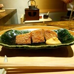 温石 - 「白茄子のオカキ揚げ」カリッとした衣に包まれて、蒸された白茄子は溶けてなくなります。茄子は全くと言っていいほど脂を吸っておらず、素晴らしい技術。長時間揚げていて、綺麗な色合いの端正な衣に惚れ惚れ。添えられた柚子味噌は、何回も濾した作り立て。スプーンですくって食べられます♡