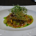 レストラン ラ・フロレゾン・ドゥ・タケウチ - 自家製レモングラスオイルでやさしく火入れした鮮魚 モンサンミッシェル産ムール貝のマリエール風 様々な葱のデクリネゾンと共に