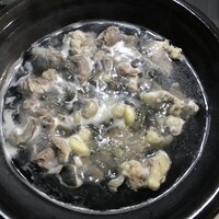 料亭 やまさ旅館 - 沸騰させながら灰汁を丁寧に取ります