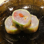 温石 - 駿河湾のアジの胡瓜巻き。梅肉をトッピング。青魚臭を全く感じません。食感はあくまでもシットリ。薬味の割り醤油が優しく舌を包み込みます