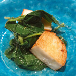 温石 - イカの揚げ真薯。緑は富士宮産のモロヘイヤ。魚が肴になりました。もうお酒が止まりません