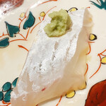 温石 - 目一鯛のお腹。斬り付けをガン見しながら、どのお皿にいくのかな、と気になっておりました。それが目の前に。アハッ、私が腹身好きのことを覚えていらっしゃいました。嬉しい（＾◇＾）