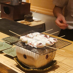 温石 - じんどういか、別名、ヒイカを炭火で炙ります。中に何か詰め物が？