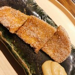 温石 - 白ナスのかき揚げ。衣は砕いた柿の種？　薬味は白味噌。一口、アムッ。ウンマ〜い。思わず、オヤジの大きな鼻息が漏れてしまい、カウンターに笑いが充満します。恥ずかしい