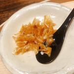 温石 - 甘鯛の鱗の素揚げ。お酒のアテにしてしまいました