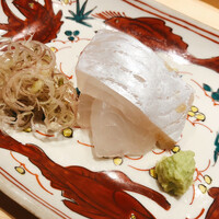 温石 - 目一鯛。腹身部位が煌めきます。軽く割り醤油が数滴。そのまま一口、アムッ。これはウンマイ。恍惚、あとはおぼろ・・・、昇天してしまいました。二口目からは塩、本山葵でいただきます