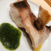 温石 - 甘鯛。カマはウンマイ。他の部位に比べて味が濃ゆい気がします。特に胸鰭周りの身が筋肉質で、牛に例えると赤身肉のよう