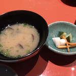 ぬーじ - 味噌汁と漬物