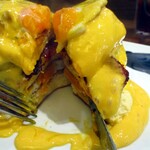 紅鶴 - ベーコンと目玉焼き、入刀