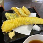 Sukesan Udon Asakawa Ten - 天ぷらはジャンボサイズの穴子天と4種の夏野菜のてんぷら、夏限定のメニューですよ。