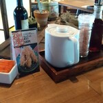 とんかつ MIDORIYA - とんかつソースと岩塩、練りからし