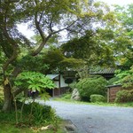 京亭 - 玄関へのアプローチ