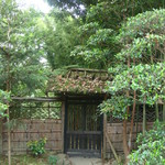 京亭 - 庭園へいざなう木戸もなかなか風流