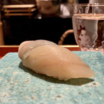 初音鮨 - 佐賀県産のコハダ
            酢の締め具合が私の好みで余り強くなく、旨味がしっかりと感じられます♪