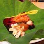 Otsuaji Asai - 夏の前菜八寸：夏野菜 煮凝り テリーヌ仕立て、毛蟹共和え、蛸の柔らか煮、卵黄醤油漬け、フルーツトマト氷に 黄色のコーンスプラウトが綺麗にトッピングされています。　蓮の葉に盛り付けられたお料理は彩も良く、どれも美味しいものばかりですネ！　　　　2020.08.22