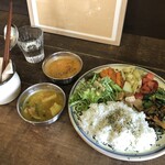 ナナイカフェ - カレー2種＋おかず7種プレート