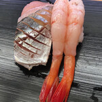 Matsuno Sushi - 北海道産の甘海老。太い。上物です。左は天然の駿河湾の鯵。文句無しにウンマイ