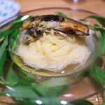 やまぐち - 炭で焼いた鮎、そして肝の苦みがアクセント。透明なトマトソースのカッペリーニ。