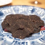 やまぐち - 何枚も大きく切った黒トリュフに隠されて、やま幸から仕入れたマグロが下に。玉ねぎの冷たいソースであえて。