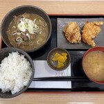 Tsurusu Pakingu Eria No Bori Sen Sunakku Kona - もつ煮定食850円税込　大きめの揚げたて唐揚げ2個付きで一度で二度美味しい！