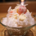 やまぐち - 夏のやまぐち定番となったかき氷。桃、そしてキャラメルのパンナコッタを氷の下に。もちろん氷の削り方抜群で頭にキーンとは来ないよ。