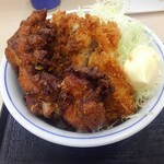 かつや - 黒胡椒から揚げとチキンカツの合い盛丼(クーポン利用100円引)  490円(税別)