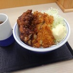 かつや - 黒胡椒から揚げとチキンカツの合い盛丼(クーポン利用100円引)  490円(税別)