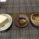 咲 - シフォンケーキ　漬物　蕎麦かりんとう