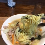 中華食堂ウーロン - やや黄色いモチモチ麺