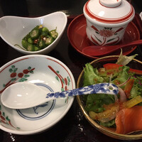 日本料理 華厳 - 小鉢類（オクラ、枝豆、細削昆布）（サーモン、サラダ）