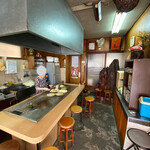 Okonomiyaki Popai - 入り口から見た店内。右側に冷水機とグラスがあります。