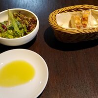 アレーナ・ロッサ - サラダとパン