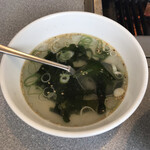 Marugen - ニンニクの風味がするワカメスープ