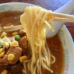 中華ハウス大森飯店 - モツミソラーメン　麺アップ