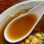 中華ハウス大森飯店 - モツミソラーメン　スープアップ