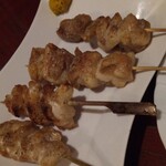 まいど - 奥　もも串2本 350円　手前　骨なし手羽元串2本 350円