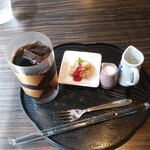 USAGI - うさぎランチ(アイスコーヒー、プチロールケーキ)