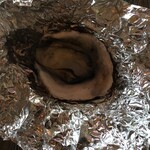 オイスター・バー ドンペリ - 牡蠣のアルミホイル焼き（殻を剥かずに存美ホイルで旨味を閉じ込めます）